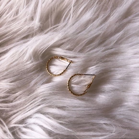 Buckle Jewelry - 🌵MOVING SALE🌵 Small Gold Hoop Earrings